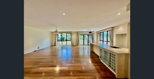 Magnificent home, perfect for multi-generational families - Photo 1