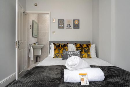 4 bedroom semi-detached house to rent - Photo 2