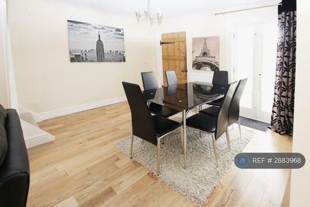 3 bedroom terraced house to rent - Photo 3