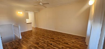Spacious Townhouse Close to Waterfront - Photo 2