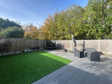 Gatley Drive, Guildford, Surrey, GU4 - Photo 3