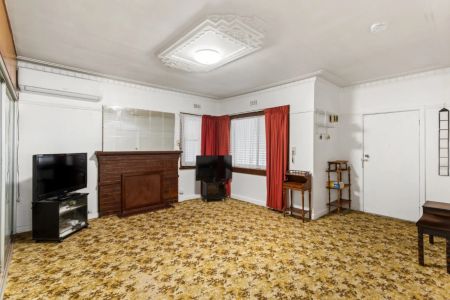 Comfortable Family Home Near Merlynston & Batman Stations - Photo 2