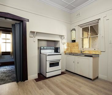 Large free-standing home in prime location - Photo 2