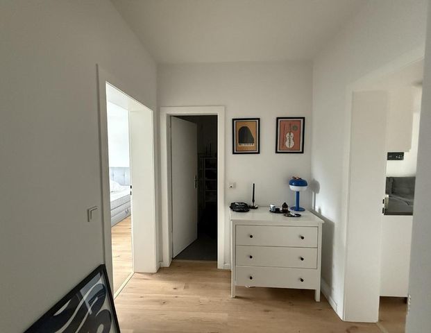 Von privat: renovierte, helle 1,5-Zimmer-Wohnung mit Einbauküche - Photo 1