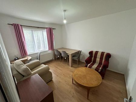 1 bedroom in a house share to rent - Photo 2