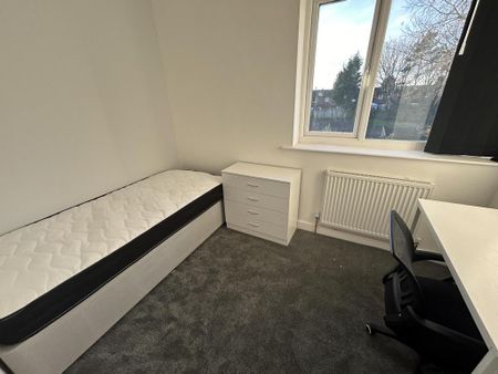 6 bedroom semi-detached house to rent - Photo 3