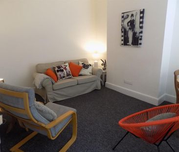 3 bedroom Flat To Let - Photo 1
