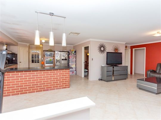 $880/w Spacious 4x2 Family Home in Canning Vale! - Photo 1