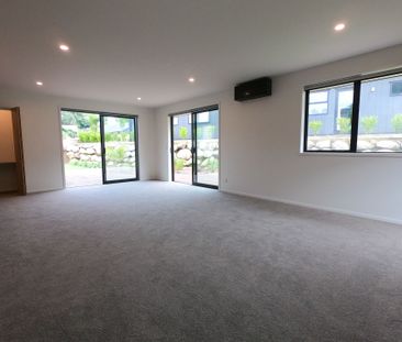 MODERN THREE BEDROOM HOME - Photo 5