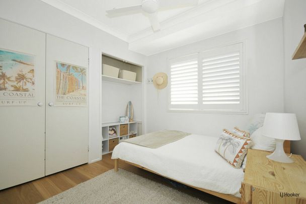 THREE BEDROOM FULLY FURNISHED HOME WITH POOL IN QUIET CUL DE SAC - Photo 1