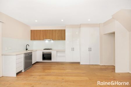 Modern Three Bedroom Townhouse - Photo 4