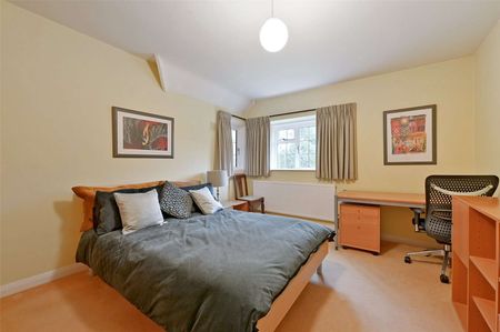 Short let: all bills included. Immaculate and gated home with large office / games room and mature gardens in sought after St. Leonards Hill, Windsor. - Photo 3