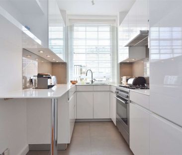 Beautifully presented ground floor apartment in a picturesque Nash Terrace with views of Regent's Park. - Photo 1