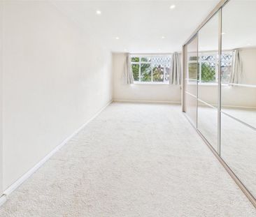 4 bedroom end of terrace house to rent - Photo 2