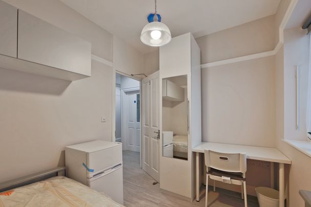 Room in a Shared Flat, Queens Mansions, NW4 - Photo 1