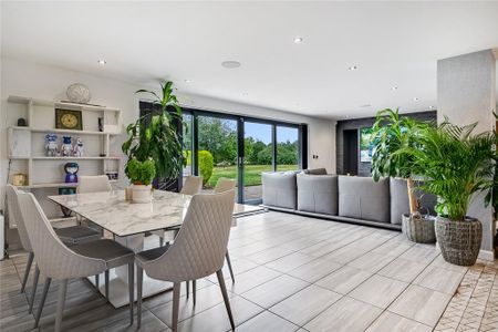 4 bedroom detached house to rent - Photo 2