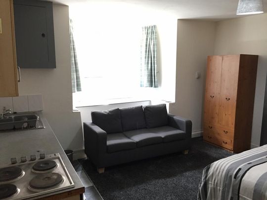 1 bedroom in a house share to rent - Photo 1