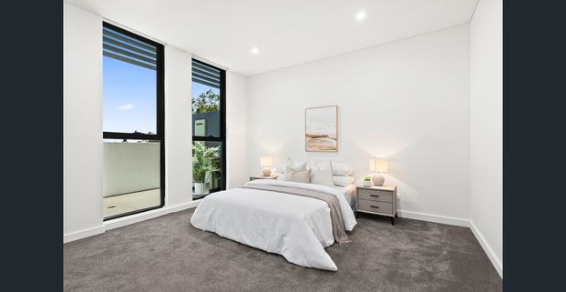 Stylish Bayside Apartment with Panoramic Kogarah Bay Views - Photo 1