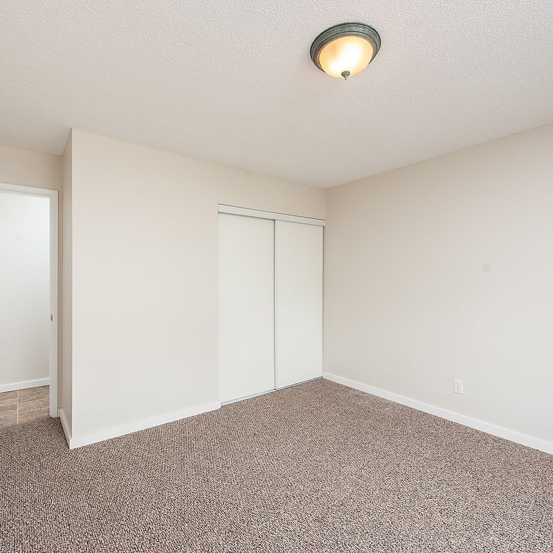 Diplomat Manor - Photo 1