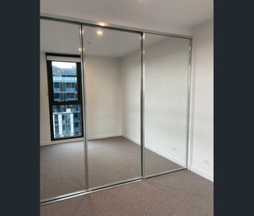 Stylish Lilix Apartment with City Views in Prime South Melbourne Lo... - Photo 3