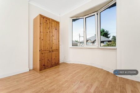 3 bedroom flat to rent - Photo 3