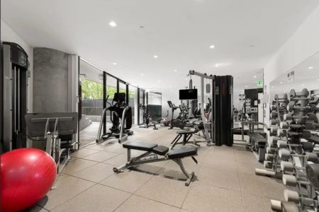 Premium Oversized Designer Apartment with Sweeping North-East Views in the Marquise Building - Photo 5