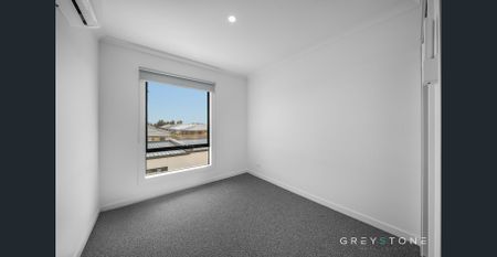 For Lease - Modern 4-Bedroom Townhouse Opposite Parkland - Photo 4