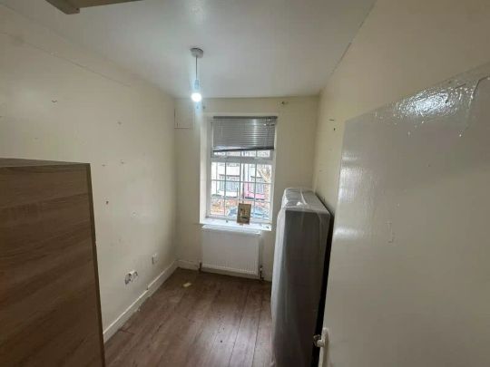 6 Bedroom 2 Bathroom Apartment - Photo 1