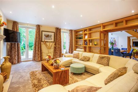 An immaculate 6 bedroom family home in a sought after road about 1.5 miles from Ascot High Street. The well planned accommodation is set over 3 floors and the property has delightful garden - Photo 2