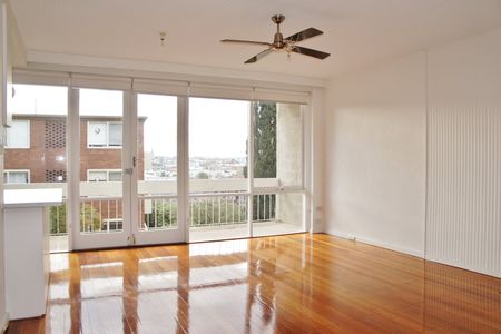 Bright and Spacious Studio Apartment - Photo 4