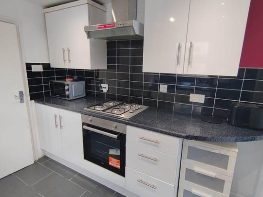 1 bedroom in a flat share to rent - Photo 1
