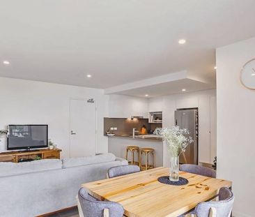 Top Floor - Large Two Bedroom - Great Location - Photo 3