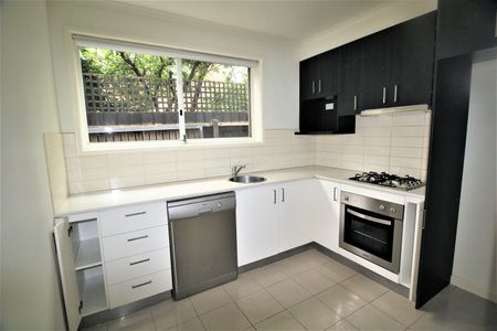 LOVELY TWO BEDROOM GROUND FLOOR APARTMENT - Photo 5