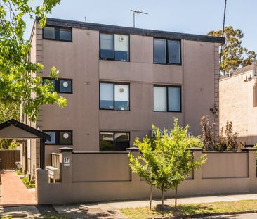 SPACIOUS APARTMENT WITH COURTYARD - Photo 2