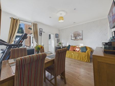 3 bedroom semi-detached house to rent - Photo 5