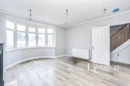 3 bedroom semi-detached house to rent - Photo 2