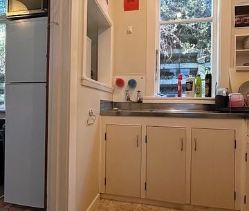 Incredible value large 2 bedroom flat - Photo 4