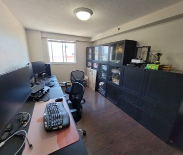 2 Beds & 1 Bath Apartment Style Property In Downtown Area - Photo 3