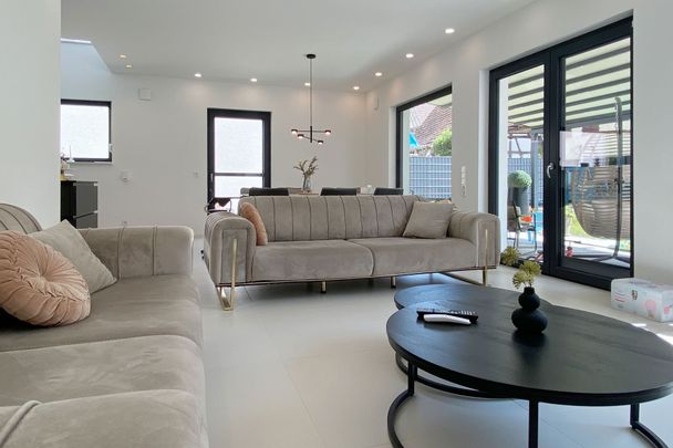 Exklusives Einfamilienhaus mit 5 Zimmern und Garte - Photo 1