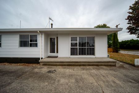 Newly Refurbished Three Bedroom Home - Photo 5