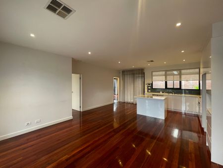 Beautifully Presented 2 Bedroom Home&period;&period;&period; - Photo 2