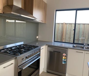 12 Kallista Circuit, Officer VIC 3809 - House For Rent | Domain - Photo 5