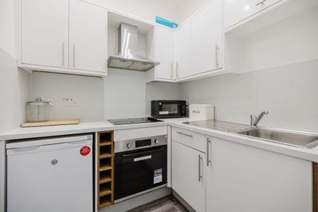 3 bedroom flat to rent - Photo 2