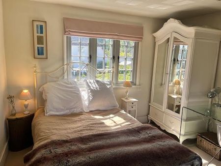 A charming, cosy double-room available in a delightful 1890's country cottage in an Area of Outstanding Natural beauty in Buckinghamshire. Easy access to Great Missenden station and Amersham Metropolitan line with links to London Marylebone. - Photo 4