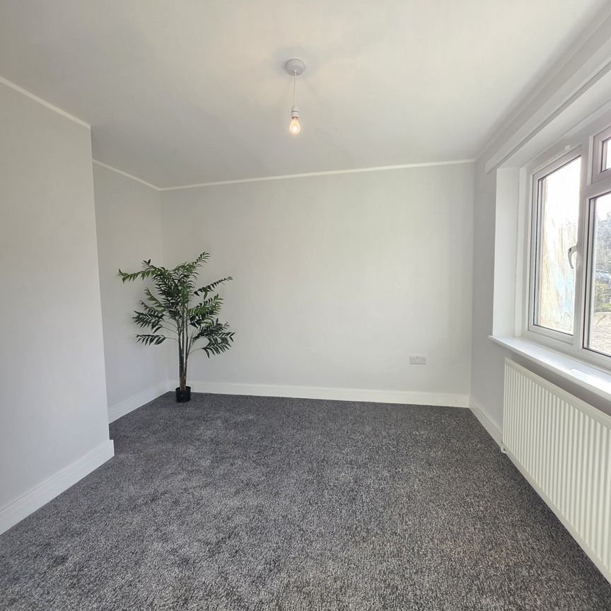 Three bed semi detached - Photo 1