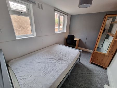 5 Bed Student Accommodation - Photo 3