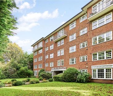 A bright and spacious two bedroom apartment , overlooking the common. - Photo 1