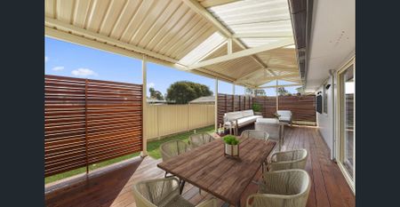 Modern Comfort Meets Entertainer's Delight: Stylish 3-Bedroom - Photo 5