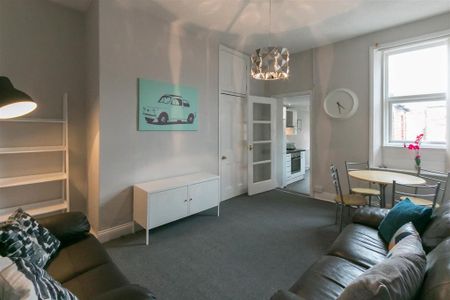 3 bedroom flat to rent - Photo 4