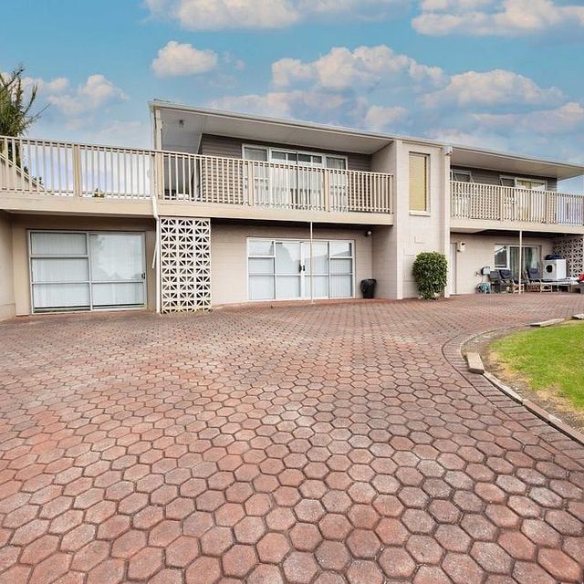 Spacious 7Bedrooms 3.5 batrooms Prime Location - Photo 1